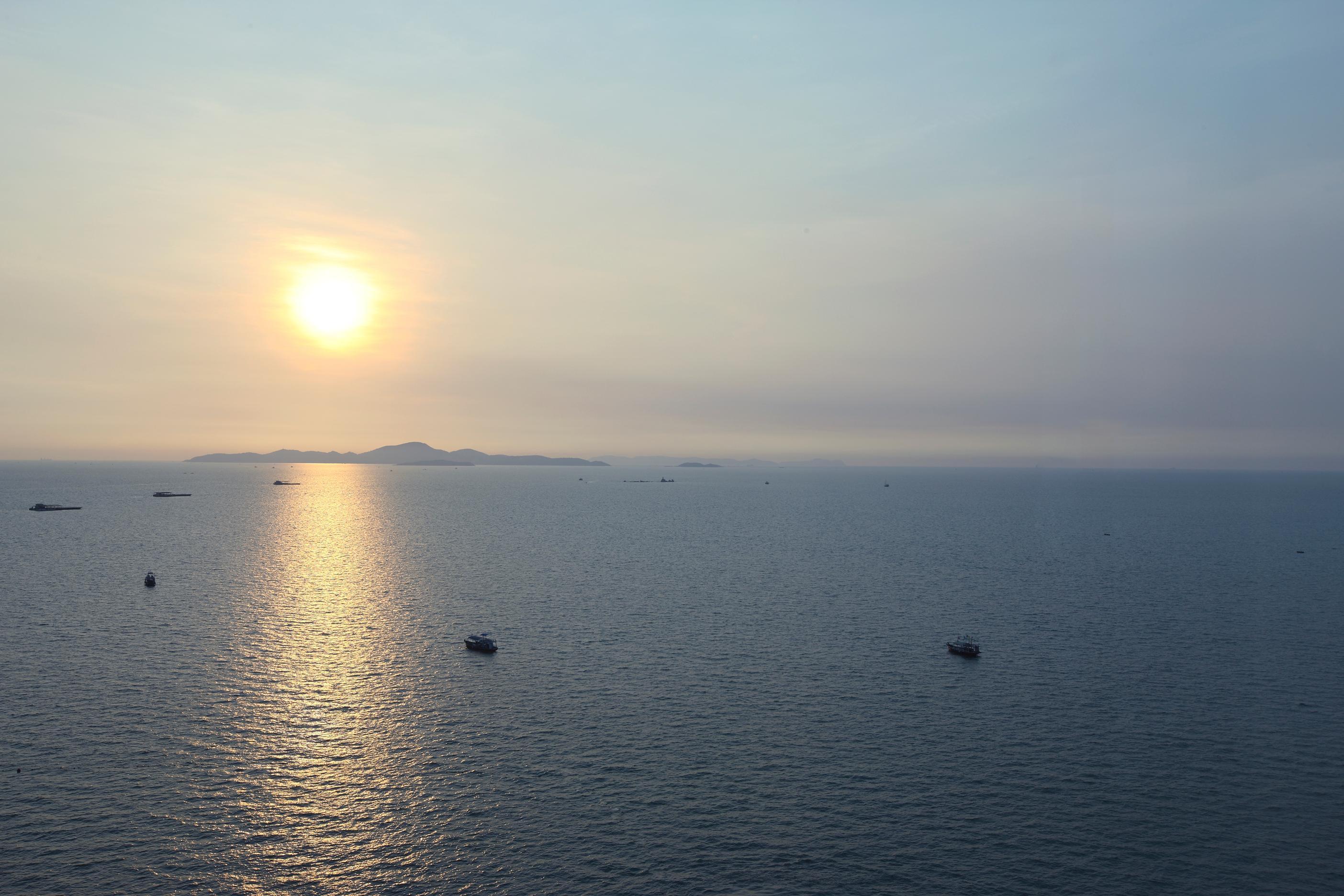 فندق Amari باتايا المظهر الخارجي الصورة Sunset over the Gulf of Naples