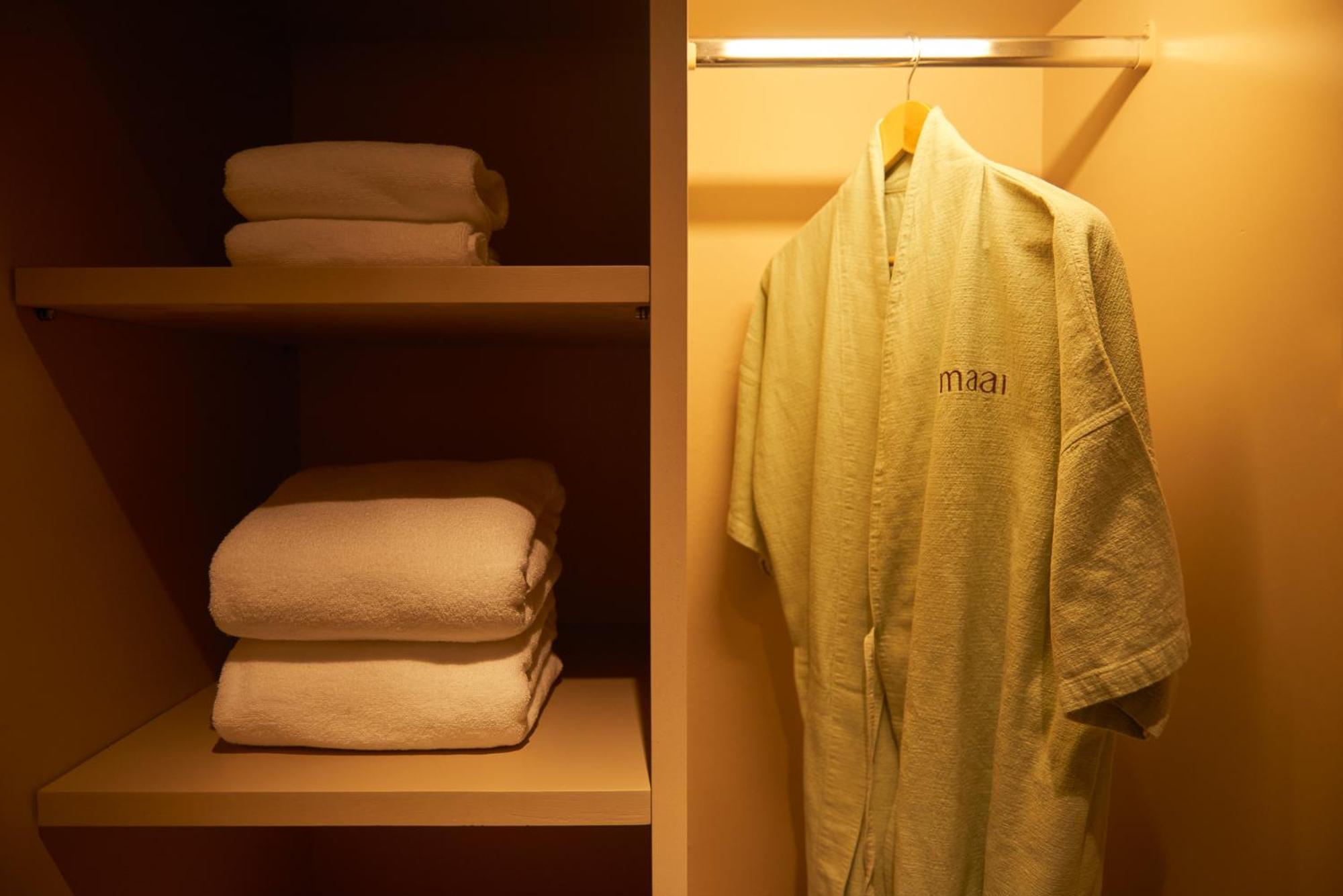 فندق Amari باتايا المظهر الخارجي الصورة A bathrobe and towels in a closet